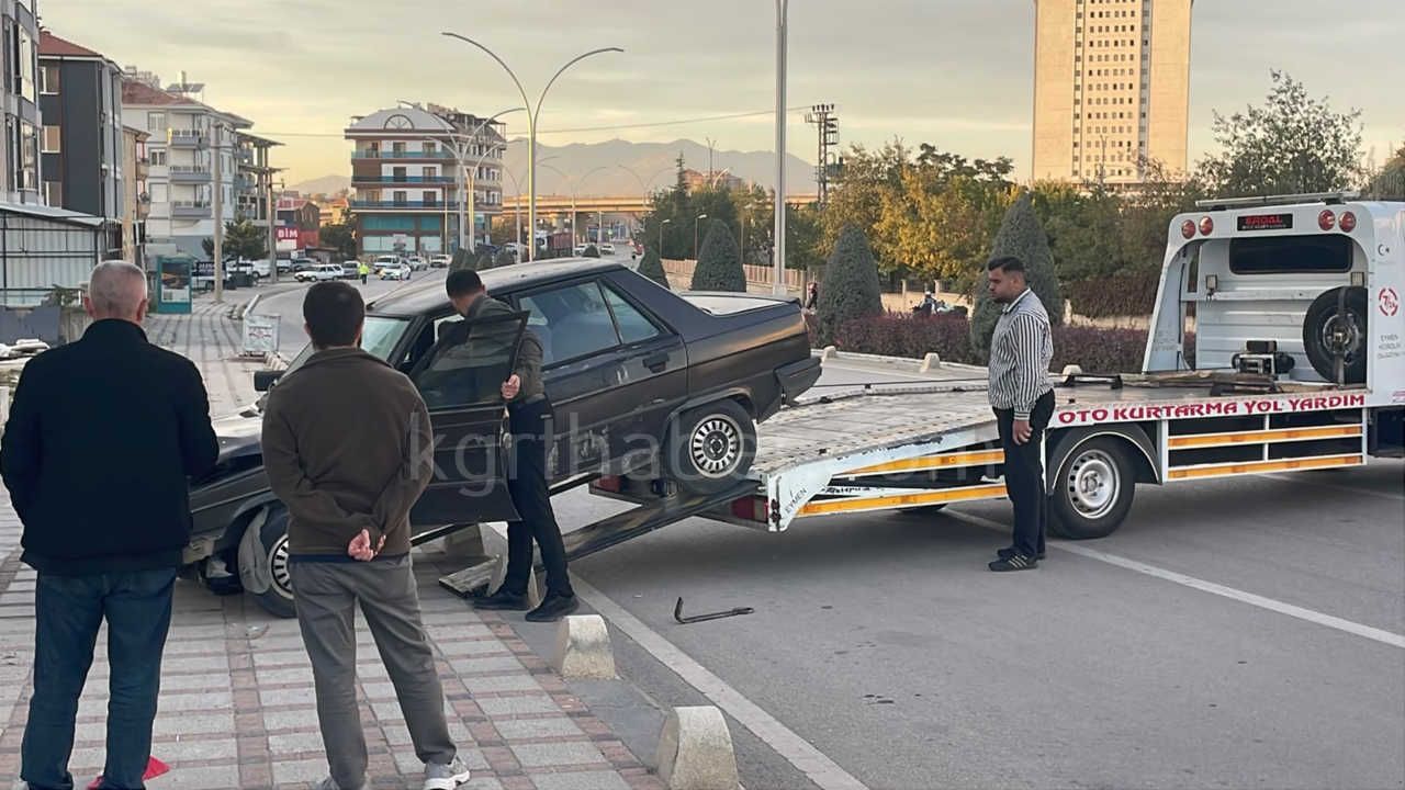 Karamanda Otomobil Beton Duvara Carpti 1 Yarali3