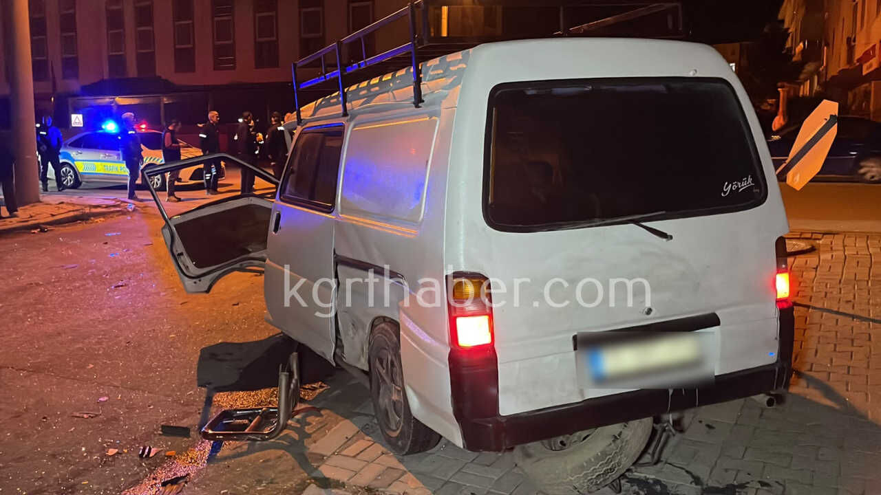 Karamanda Otomobil Ile Panelvan Carpisti 2Si Agir 3 Yarali1