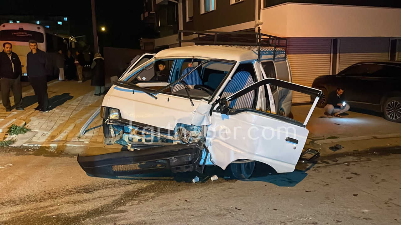 Karamanda Otomobil Ile Panelvan Carpisti 2Si Agir 3 Yarali10