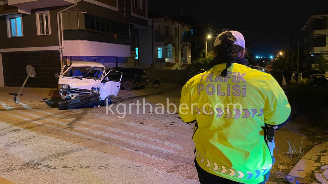 Karamanda Otomobil Ile Panelvan Carpisti 2Si Agir 3 Yarali16