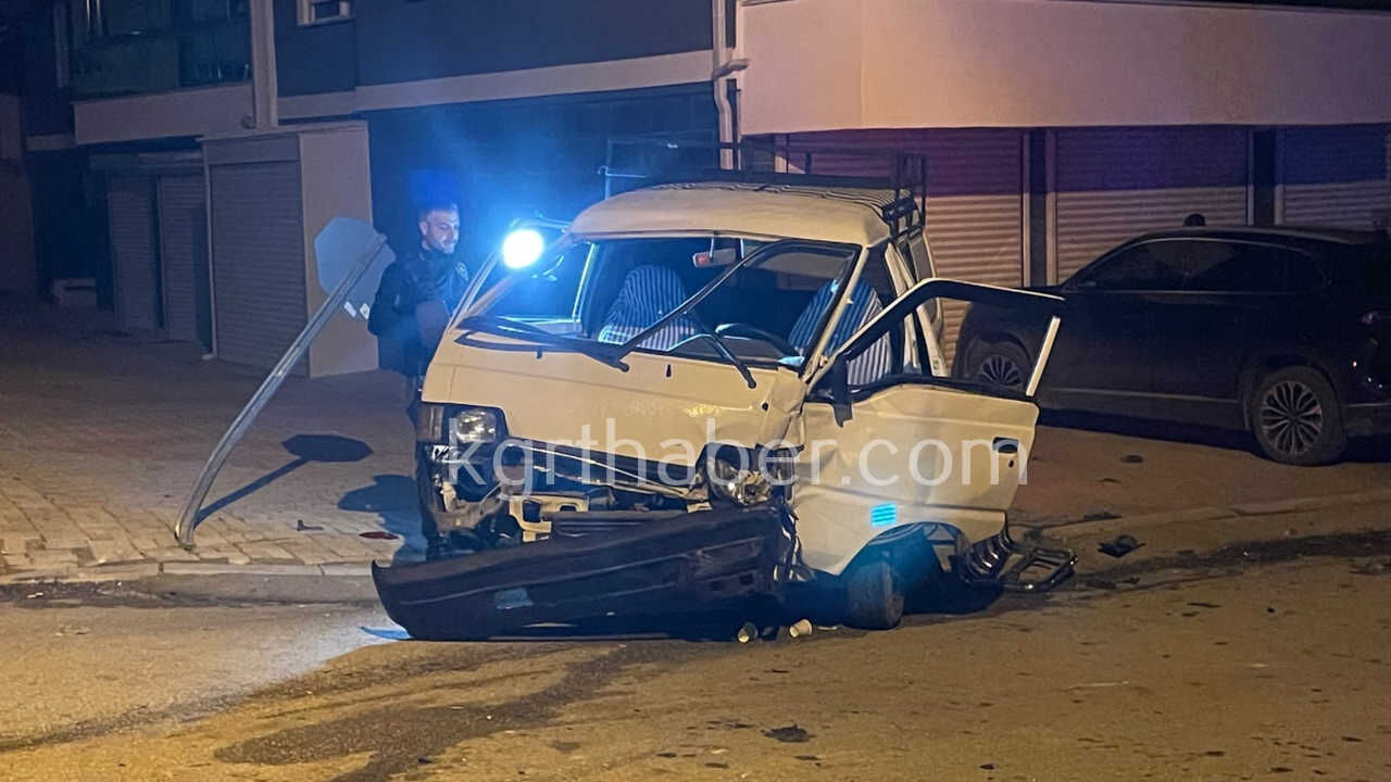 Karamanda Otomobil Ile Panelvan Carpisti 2Si Agir 3 Yarali17
