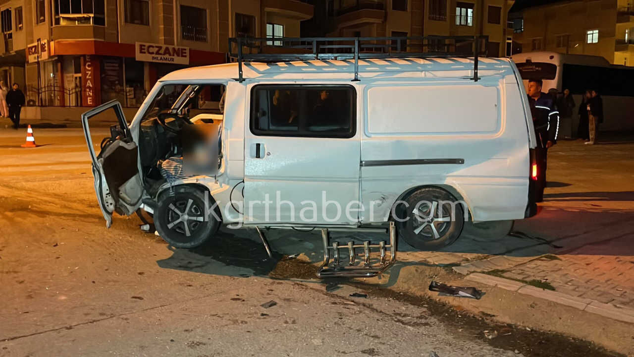 Karamanda Otomobil Ile Panelvan Carpisti 2Si Agir 3 Yarali2