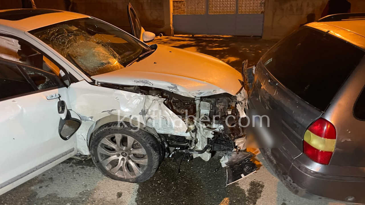 Karamanda Otomobil Ile Panelvan Carpisti 2Si Agir 3 Yarali5