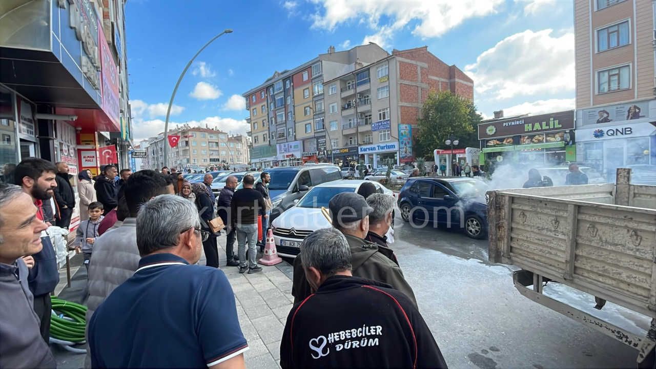 Karamanda Otomobil Sehrin Merkezinde Alev Alev Yandi0