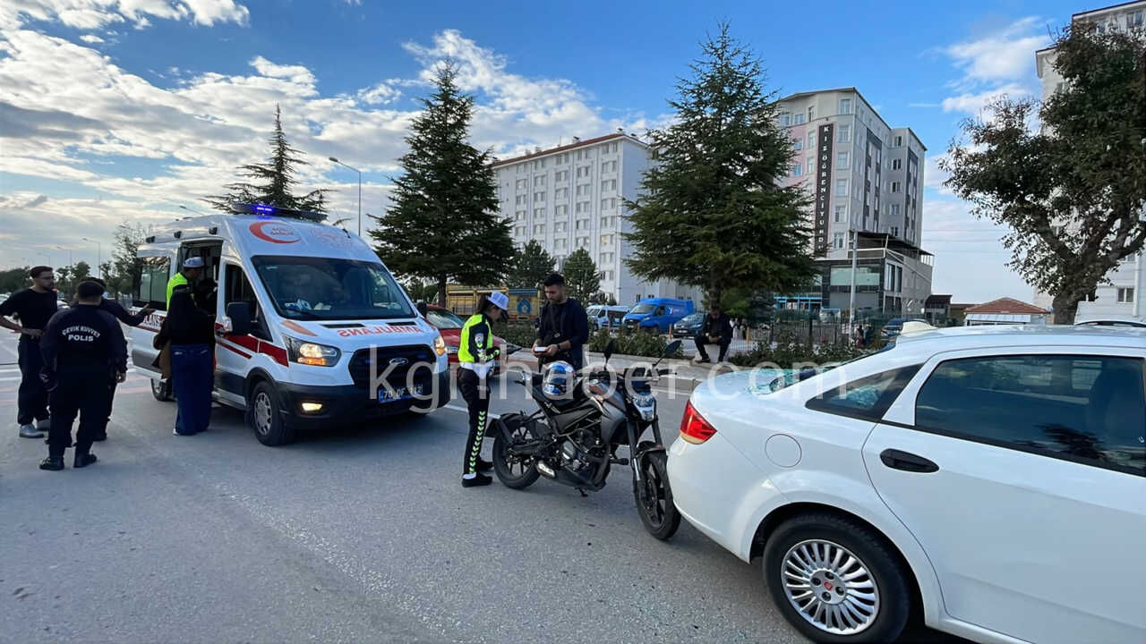 Karamanda Otomobile Arkadan Carpan Motosikletli Yaralandi3