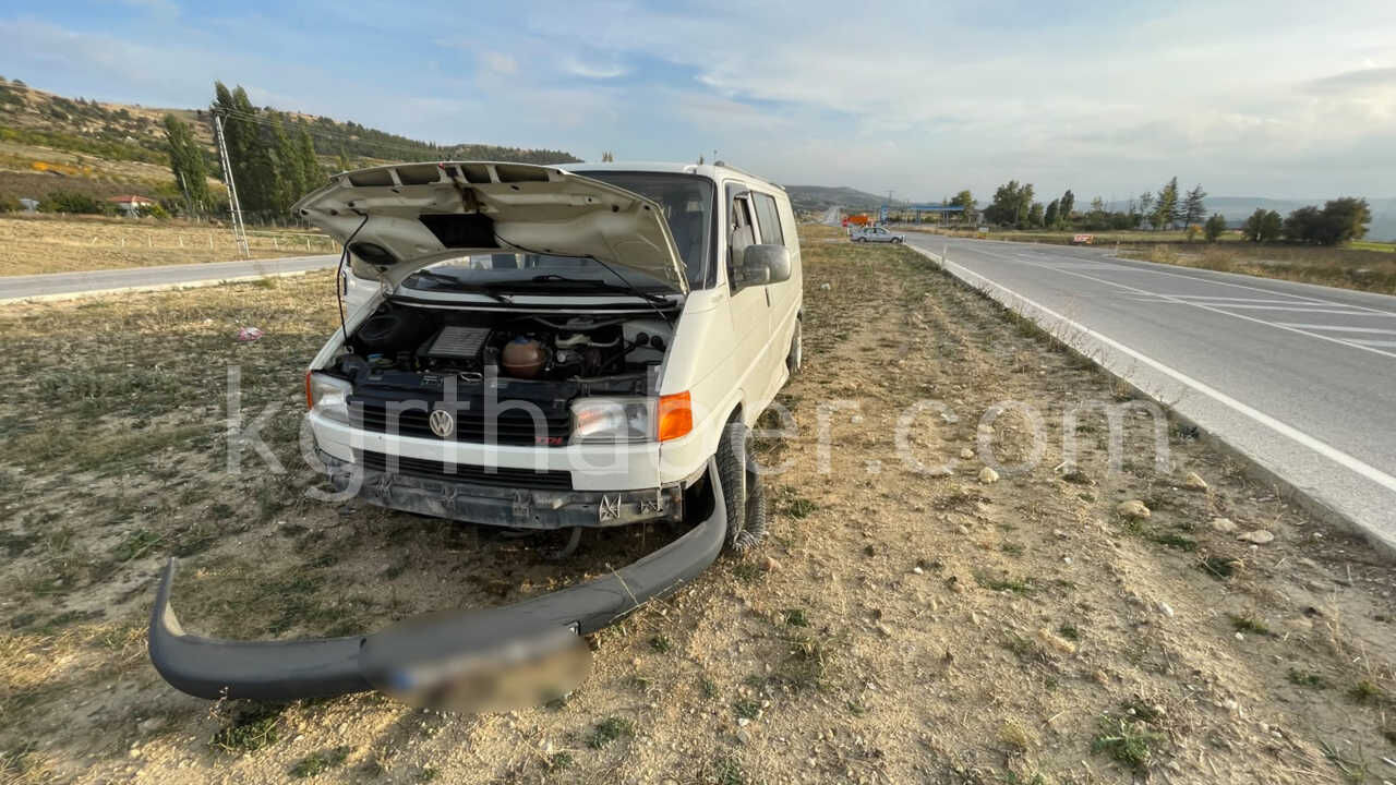 Karamanda Otomobille Carpisan Minibus Refuje Savruldu 1 Yarali10