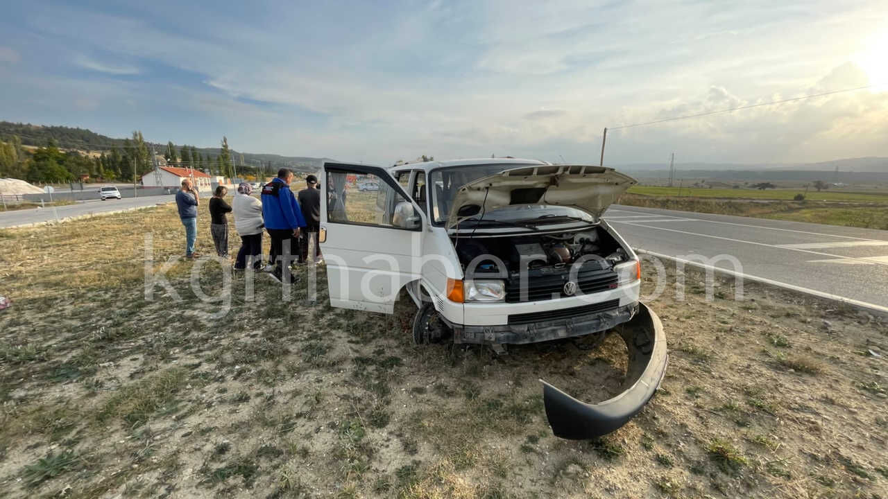 Karamanda Otomobille Carpisan Minibus Refuje Savruldu 1 Yarali11