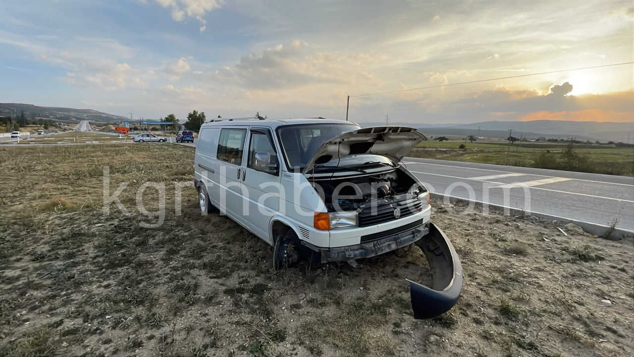 Karamanda Otomobille Carpisan Minibus Refuje Savruldu 1 Yarali7