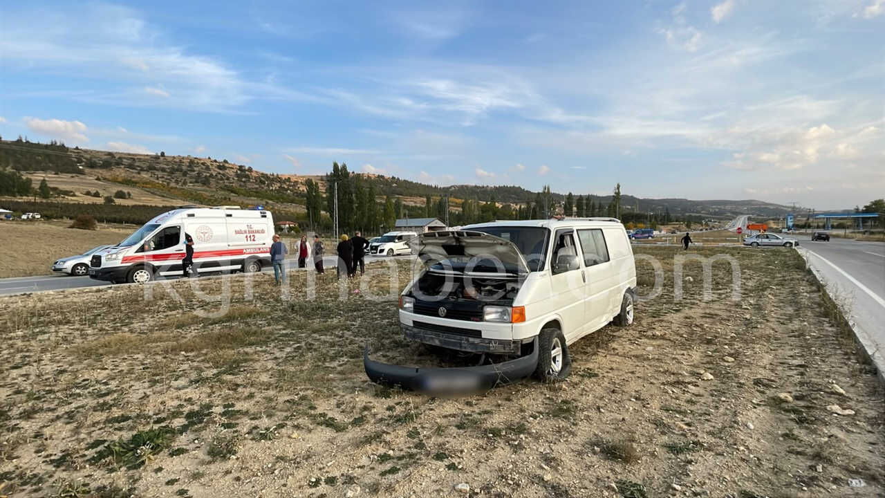 Karamanda Otomobille Carpisan Minibus Refuje Savruldu 1 Yarali8