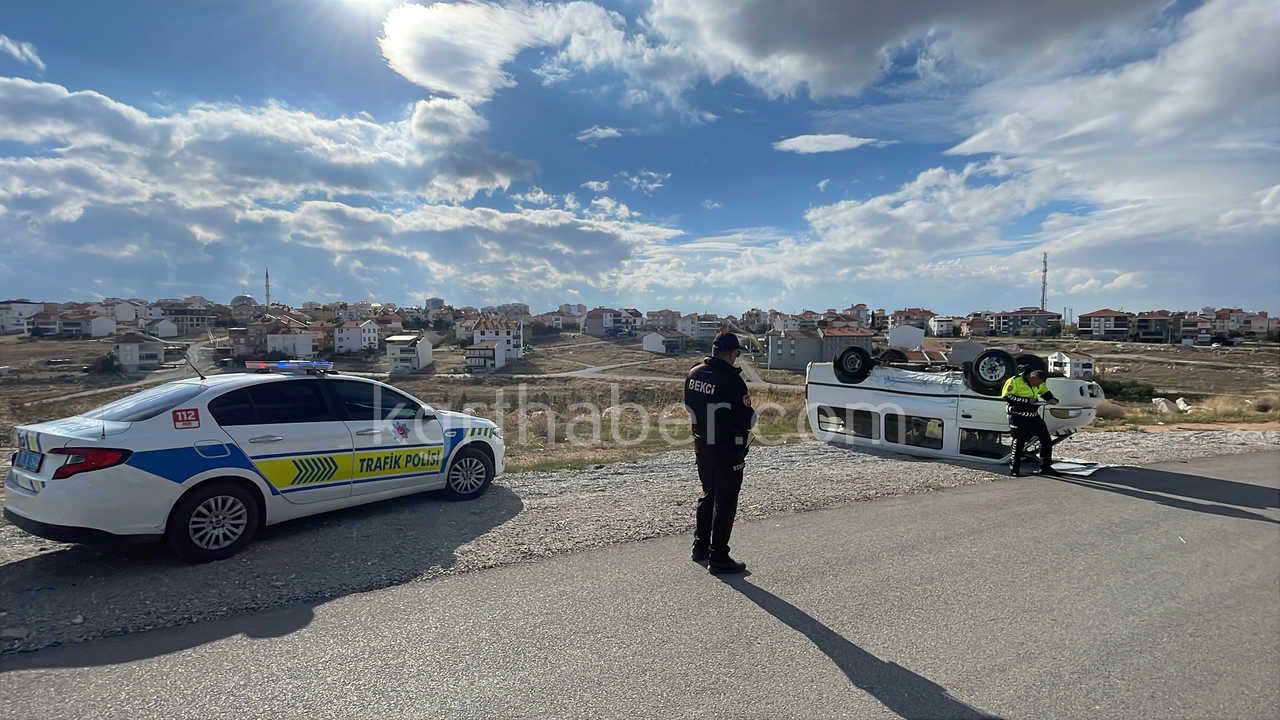 Karamanda Otomobille Carpisan Panelvan Devrildi 2 Surucu Yarali3