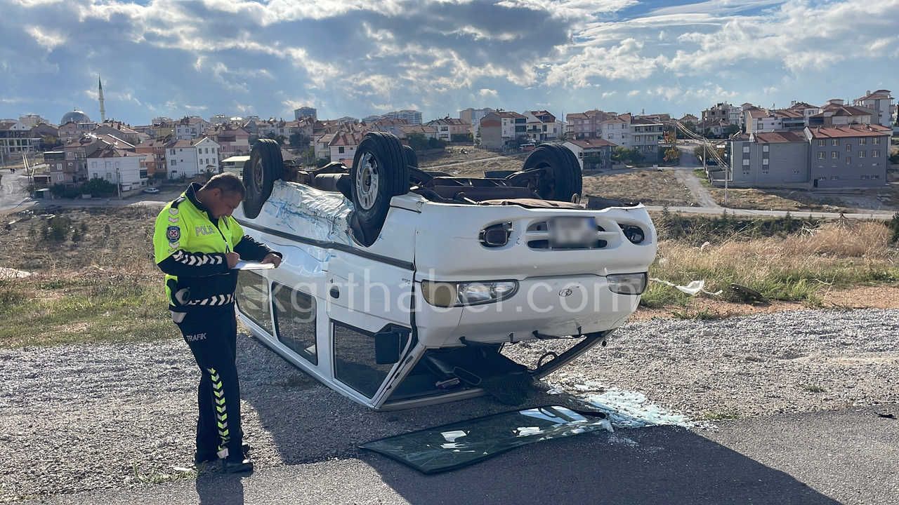 Karamanda Otomobille Carpisan Panelvan Devrildi 2 Surucu Yarali4