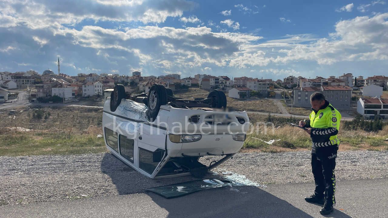 Karamanda Otomobille Carpisan Panelvan Devrildi 2 Surucu Yarali5