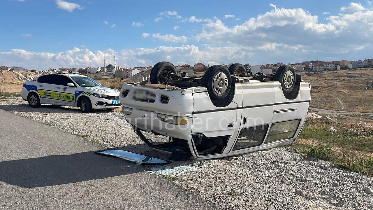 Karamanda Otomobille Carpisan Panelvan Devrildi 2 Surucu Yarali8-1
