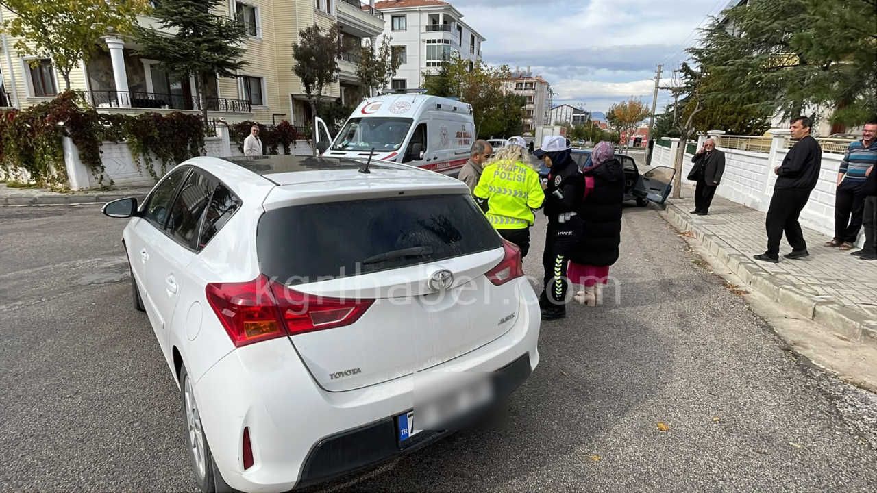 Karamanda Otomobiller Kavsakta Carpisti Yasli Kadin Yarali0
