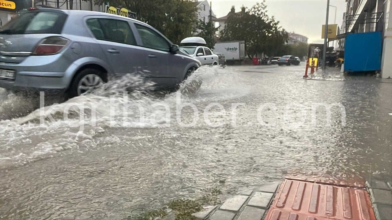 Karamanda Saganak Yagis Yollari Gole Cevirdi10