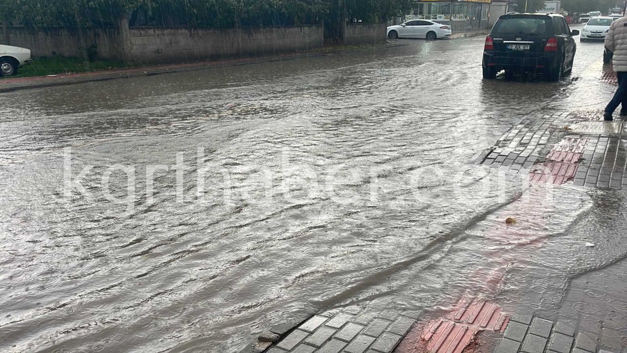 Karamanda Saganak Yagis Yollari Gole Cevirdi11