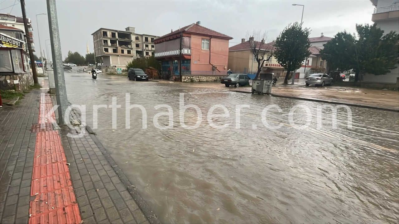Karamanda Saganak Yagis Yollari Gole Cevirdi12
