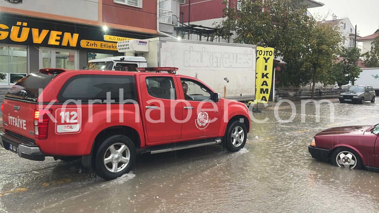 Karamanda Saganak Yagis Yollari Gole Cevirdi13