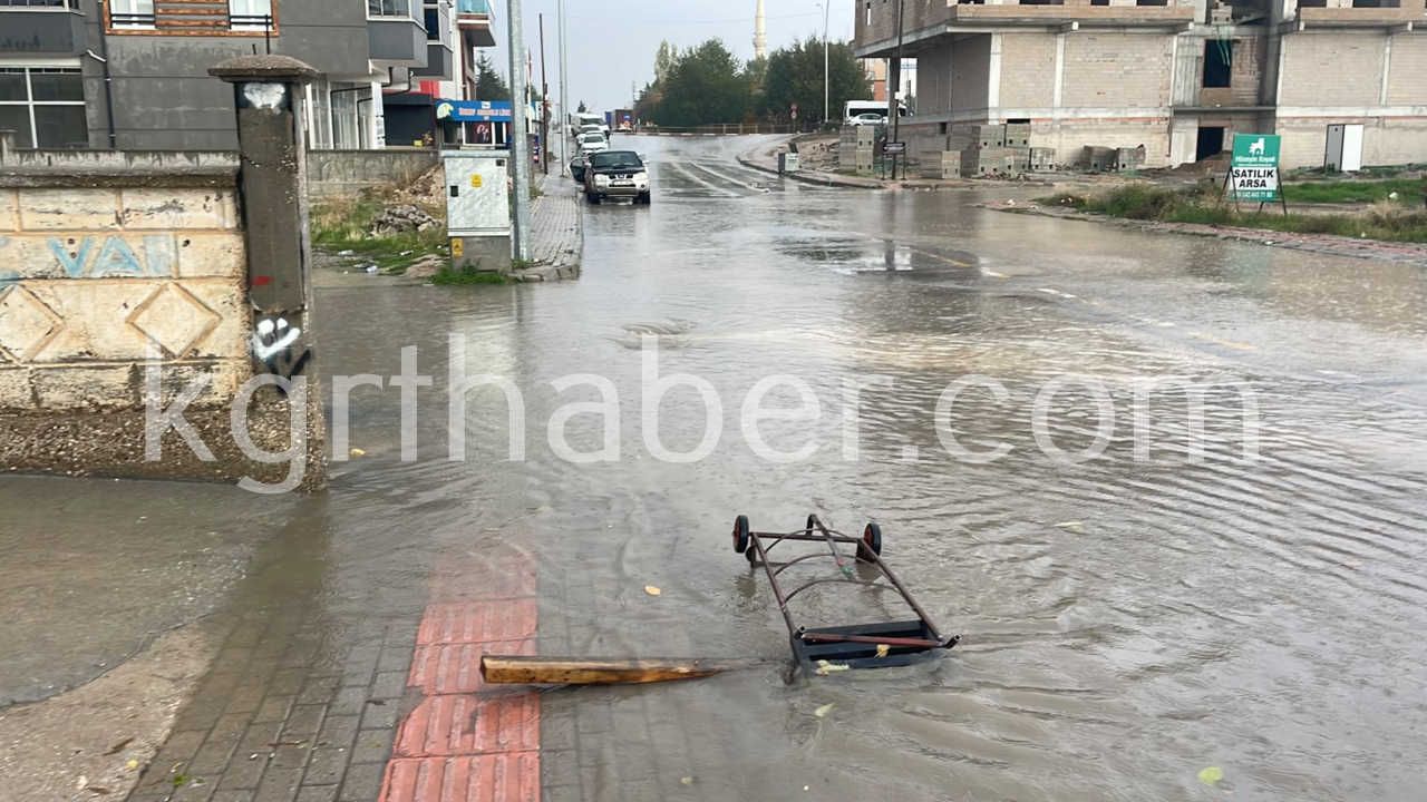 Karamanda Saganak Yagis Yollari Gole Cevirdi17