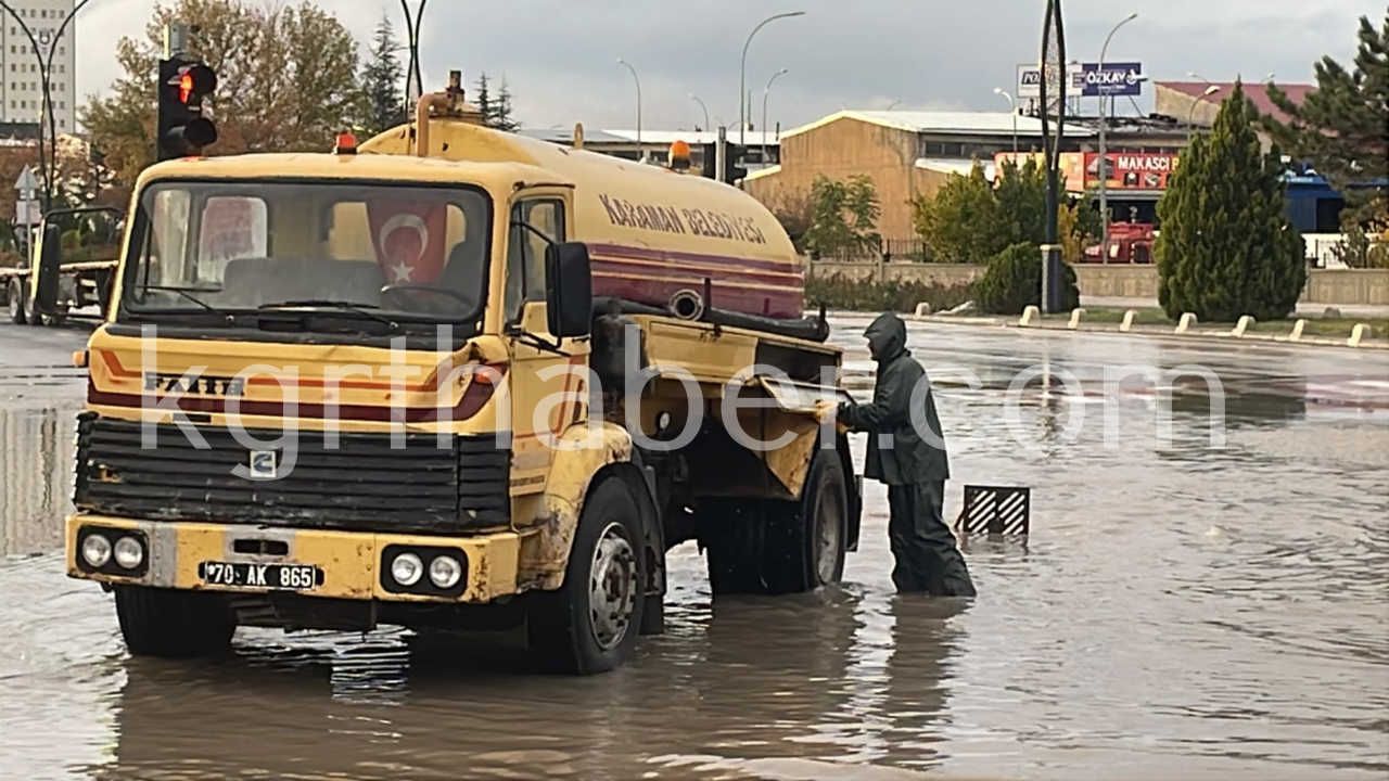 Karamanda Saganak Yagis Yollari Gole Cevirdi19