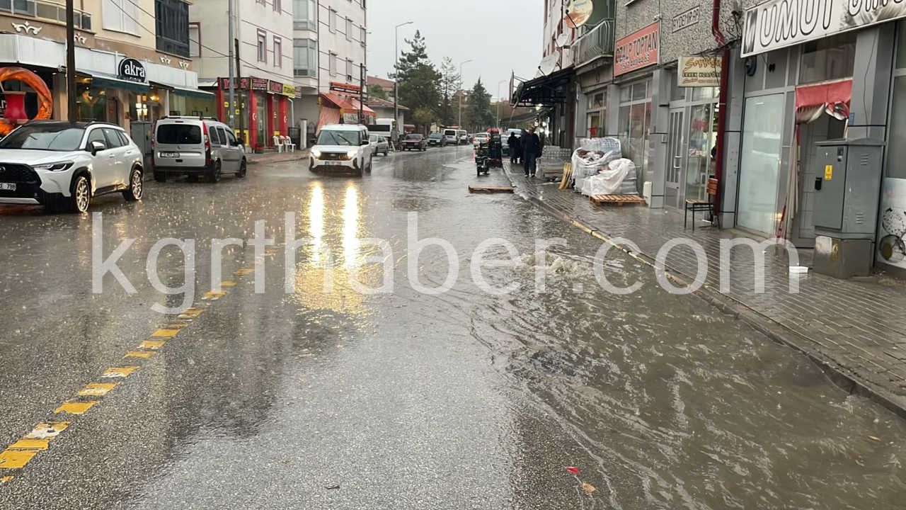Karamanda Saganak Yagis Yollari Gole Cevirdi2