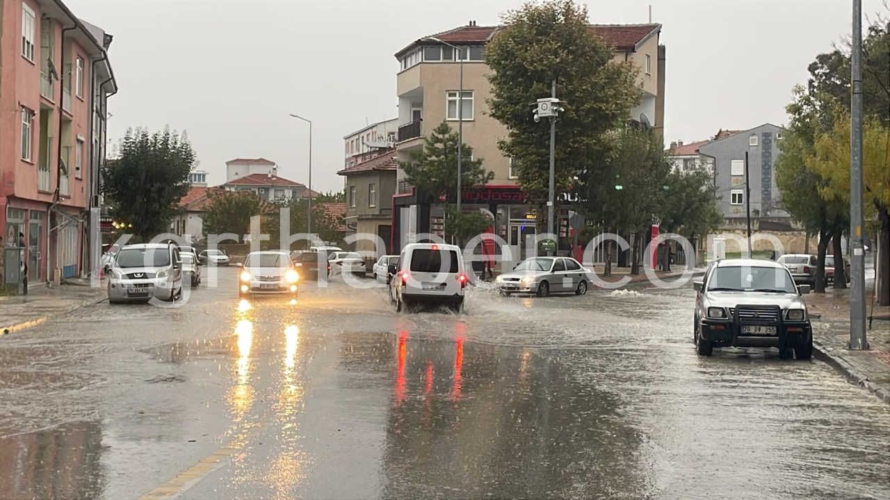 Karamanda Saganak Yagis Yollari Gole Cevirdi3