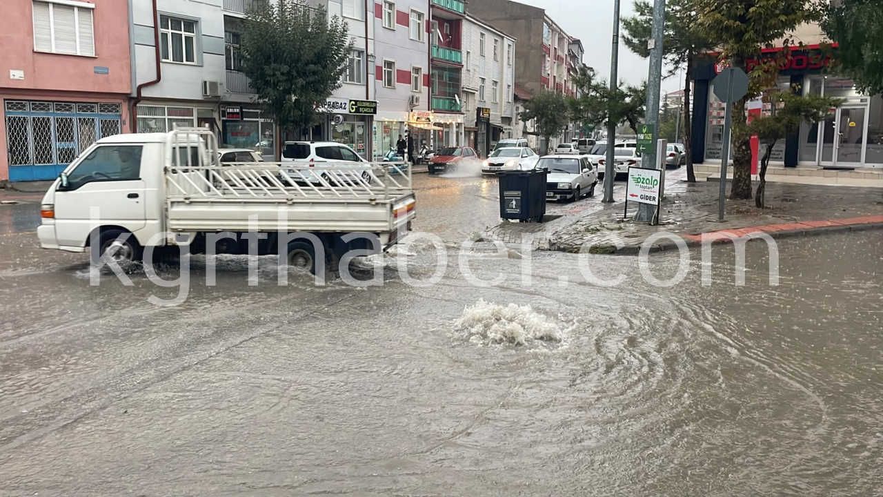 Karamanda Saganak Yagis Yollari Gole Cevirdi5