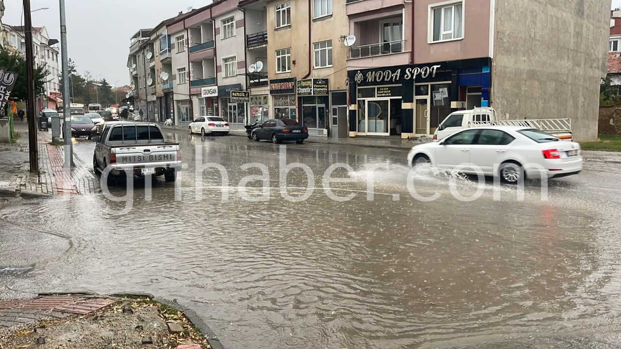 Karamanda Saganak Yagis Yollari Gole Cevirdi6