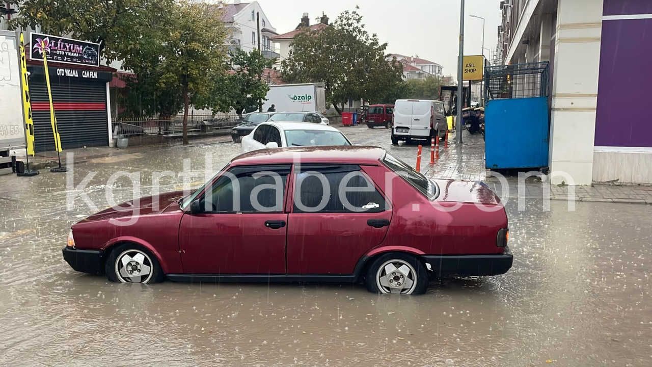 Karamanda Saganak Yagis Yollari Gole Cevirdi8