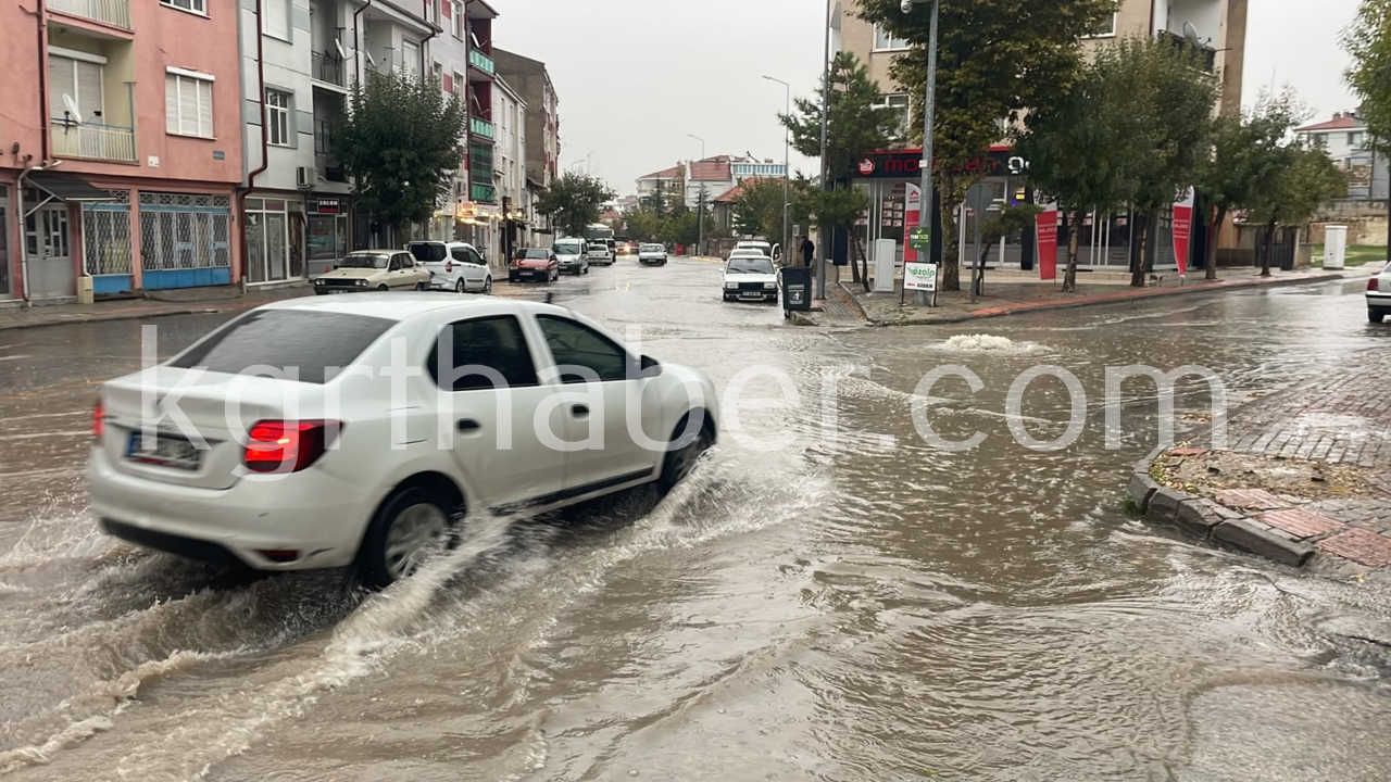 Karamanda Saganak Yagis Yollari Gole Cevirdi9