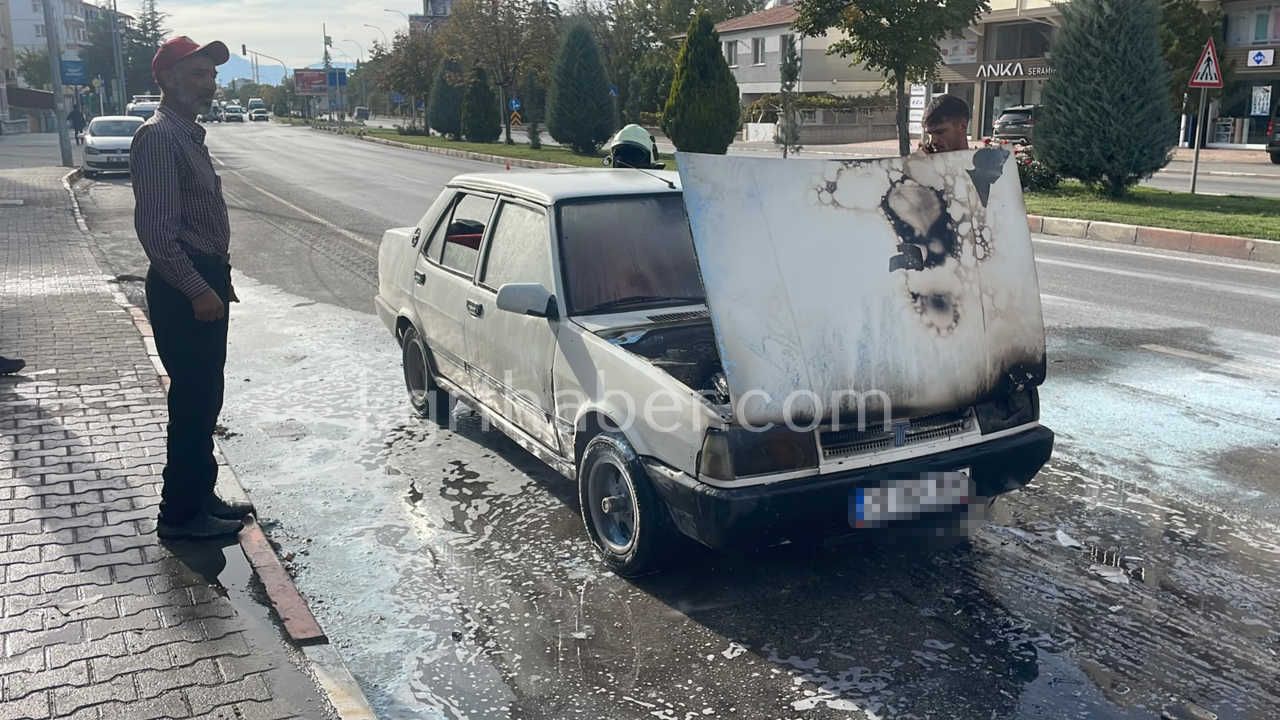 Karamanda Seyir Halindeki Otomobil Motor Kismindan Alev Alarak Yandi2