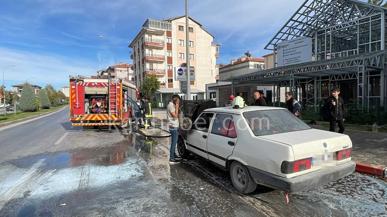 Karamanda Seyir Halindeki Otomobil Motor Kismindan Alev Alarak Yandi3