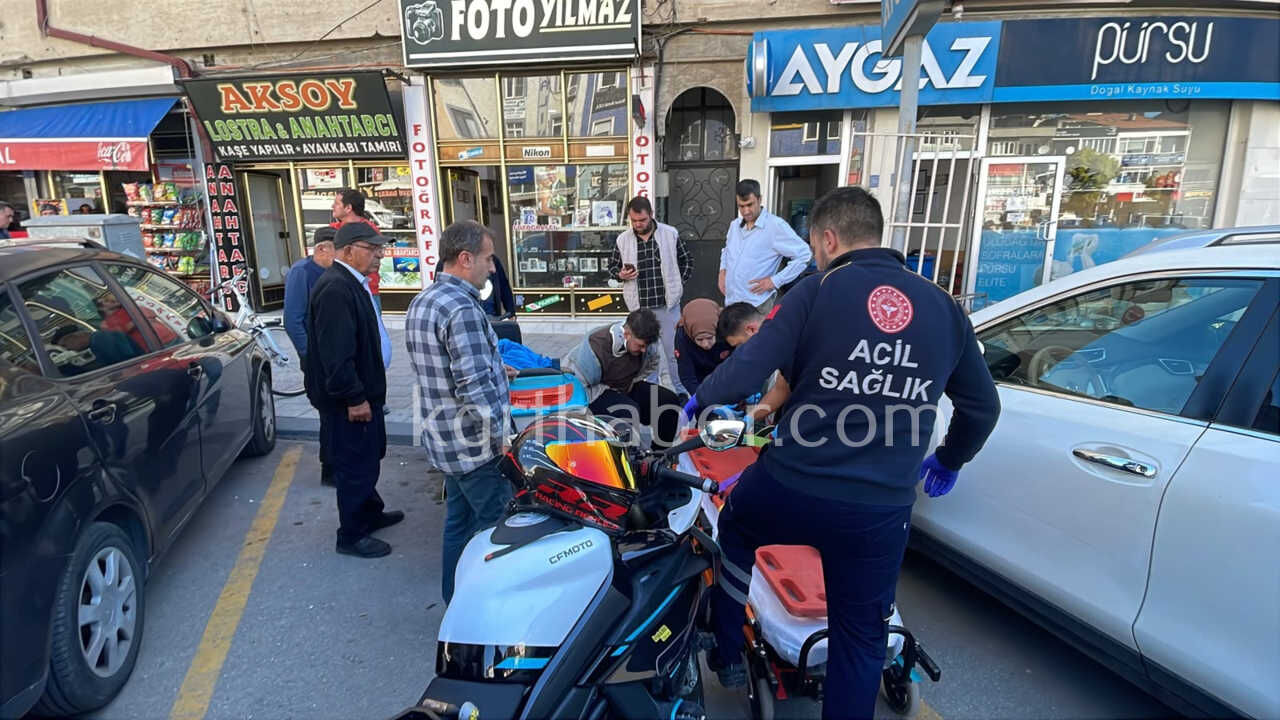 Karamanda Suv Araca Arkadan Carpan Motosikletin Surucusu Yaralandi0