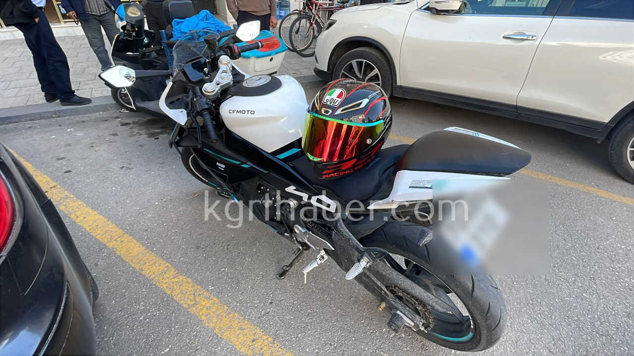 Karamanda Suv Araca Arkadan Carpan Motosikletin Surucusu Yaralandi8