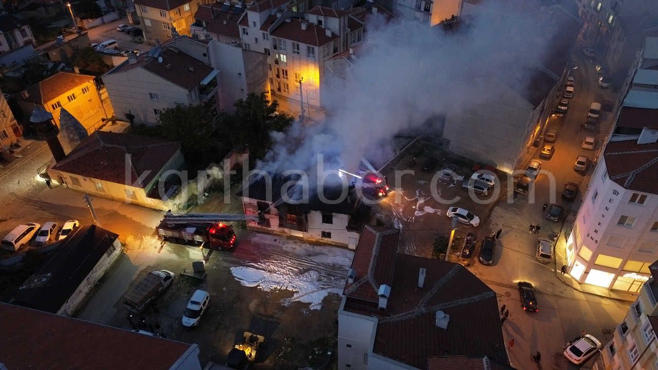 Karamanda Tarihi Sit Alani Binadaki Yangin Saatlerdir Suruyor10
