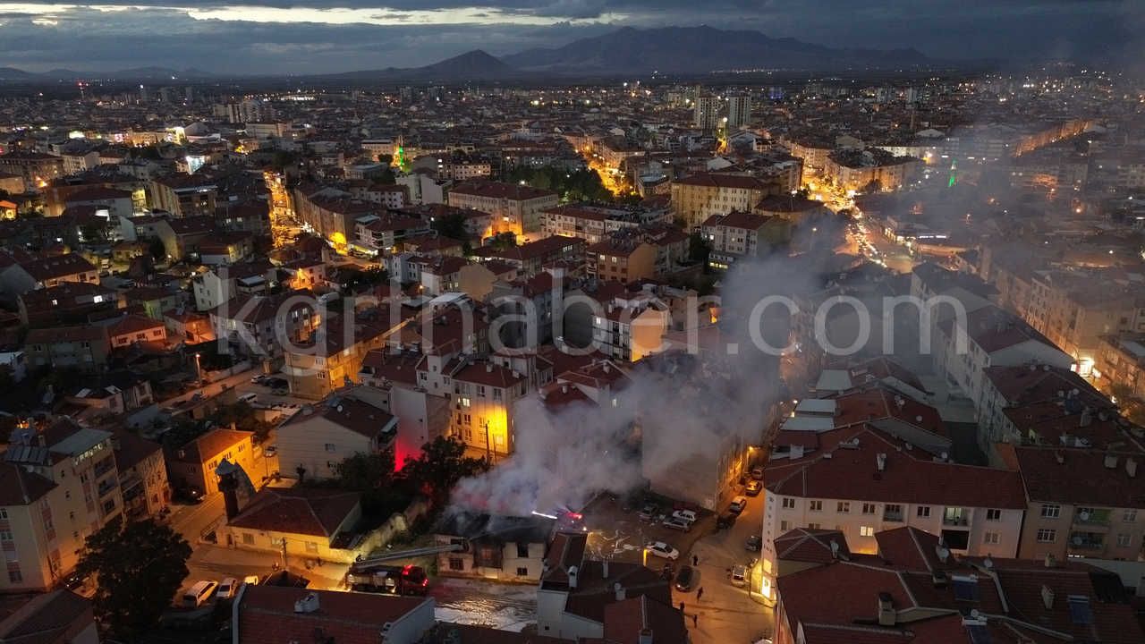 Karamanda Tarihi Sit Alani Binadaki Yangin Saatlerdir Suruyor11