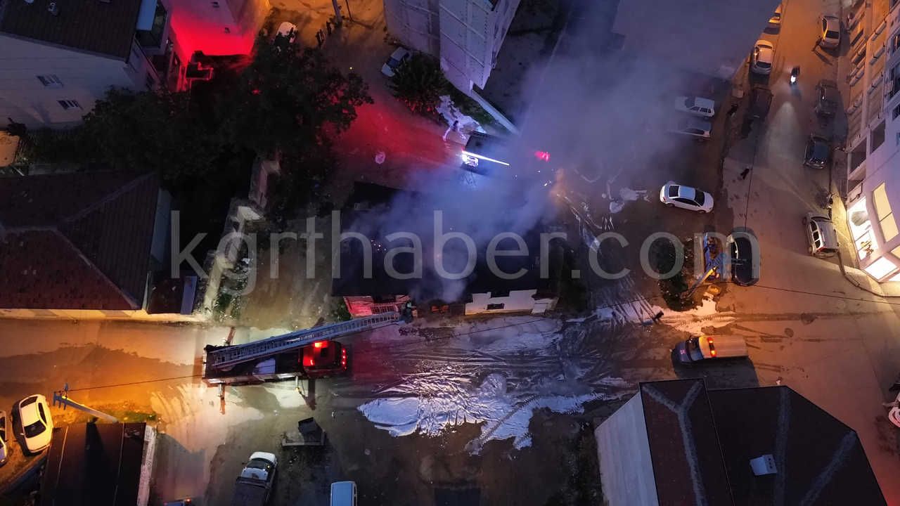 Karamanda Tarihi Sit Alani Binadaki Yangin Saatlerdir Suruyor13