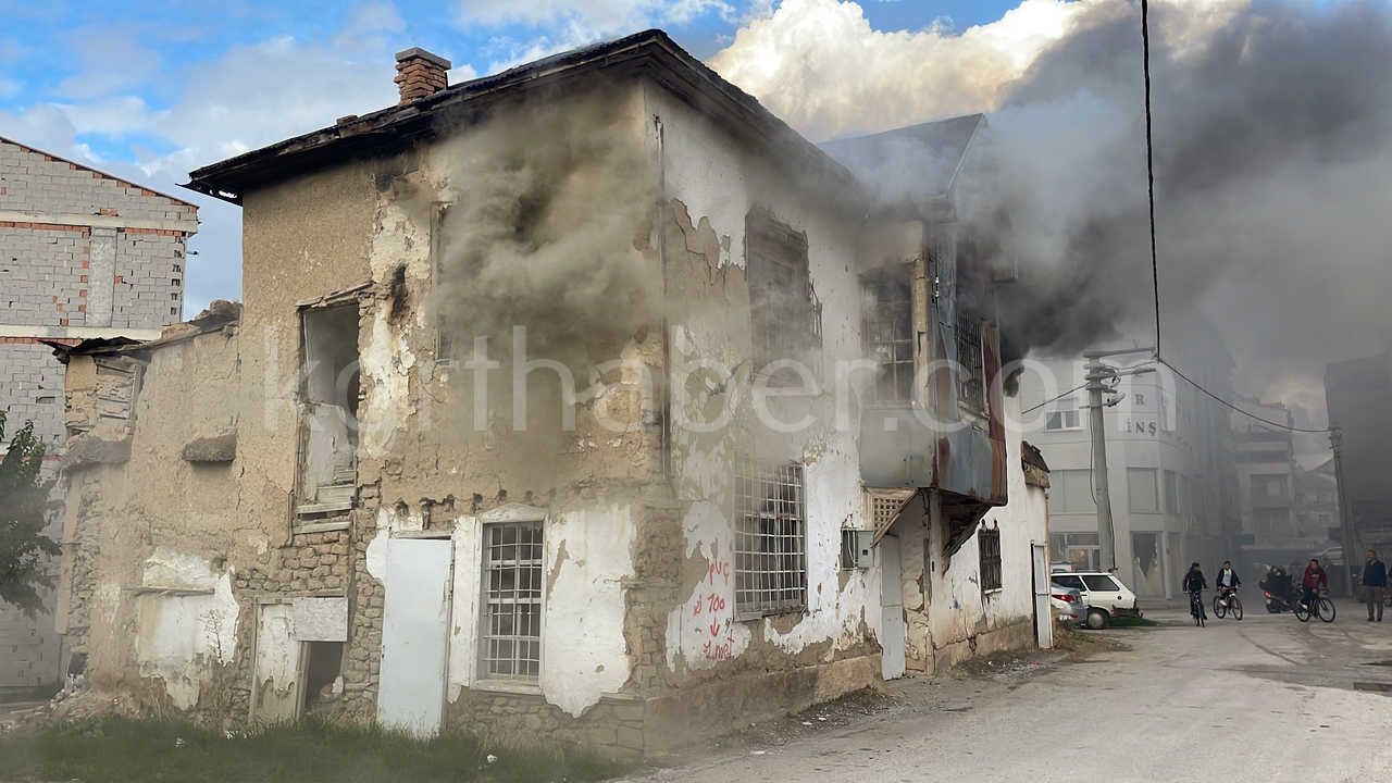Karamanda Tarihi Sit Alani Binadaki Yangin Saatlerdir Suruyor15