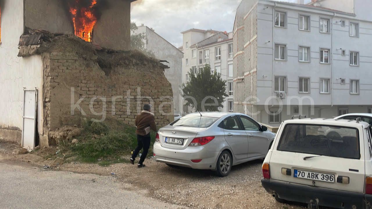Karamanda Tarihi Sit Alani Binadaki Yangin Saatlerdir Suruyor18