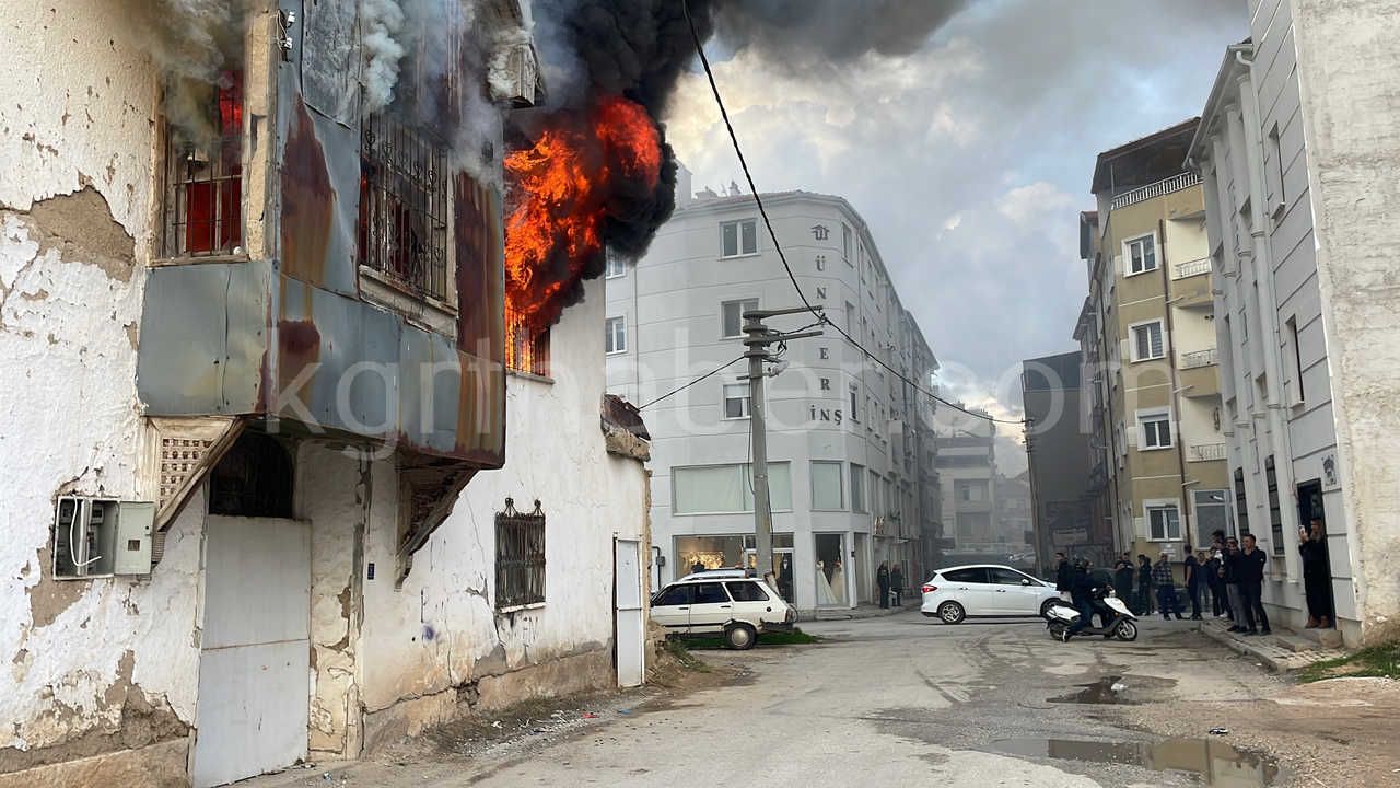 Karamanda Tarihi Sit Alani Binadaki Yangin Saatlerdir Suruyor19