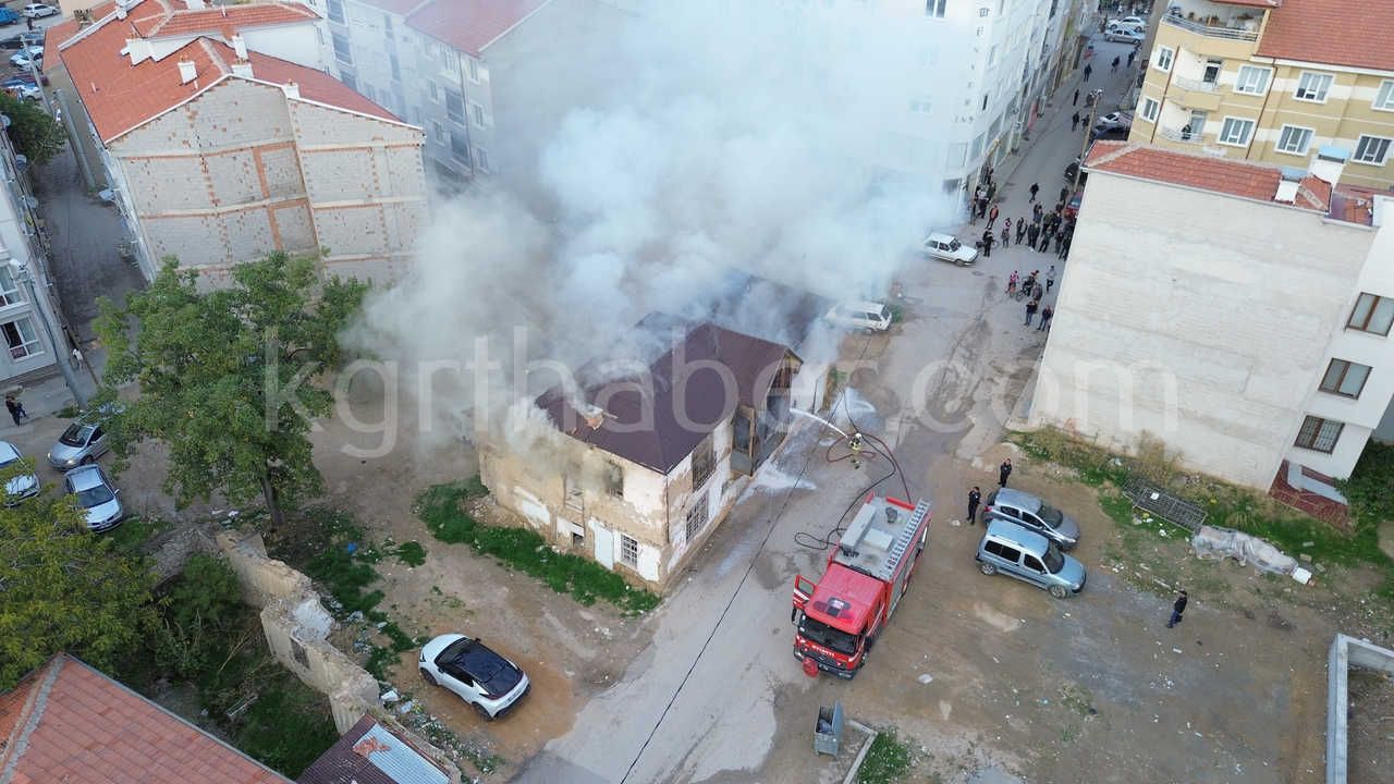 Karamanda Tarihi Sit Alani Binadaki Yangin Saatlerdir Suruyor2
