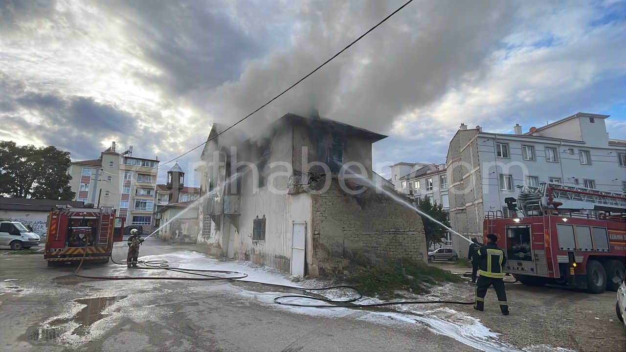 Karamanda Tarihi Sit Alani Binadaki Yangin Saatlerdir Suruyor25