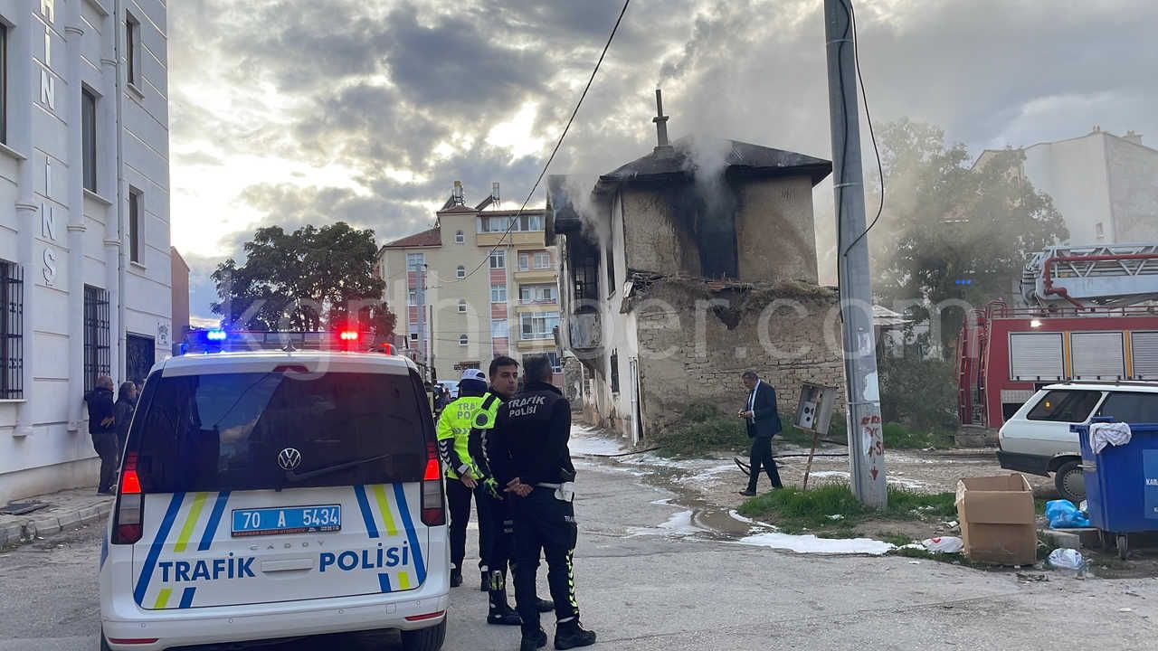 Karamanda Tarihi Sit Alani Binadaki Yangin Saatlerdir Suruyor27