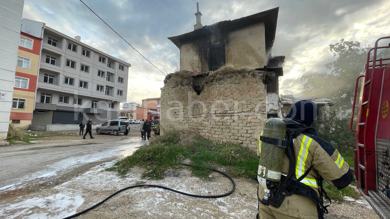 Karamanda Tarihi Sit Alani Binadaki Yangin Saatlerdir Suruyor28