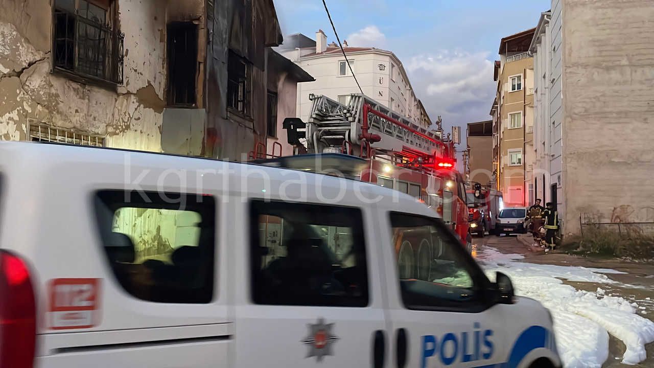 Karamanda Tarihi Sit Alani Binadaki Yangin Saatlerdir Suruyor32