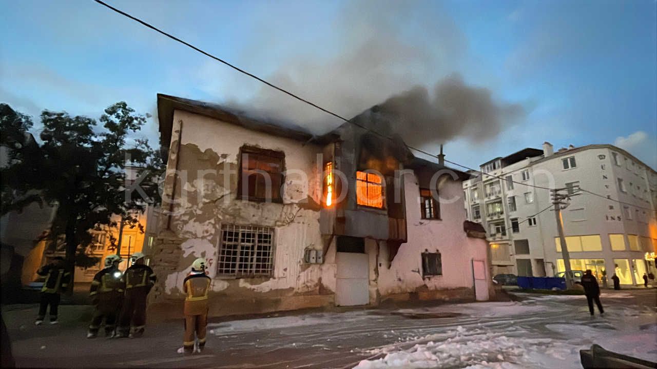 Karamanda Tarihi Sit Alani Binadaki Yangin Saatlerdir Suruyor34