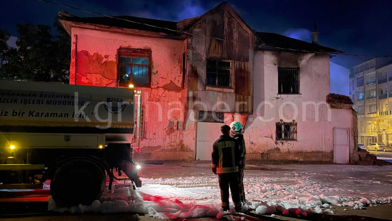 Karamanda Tarihi Sit Alani Binadaki Yangin Saatlerdir Suruyor38