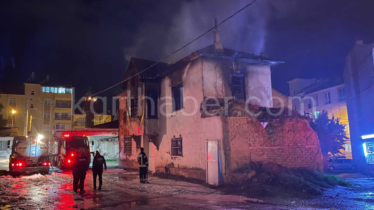 Karamanda Tarihi Sit Alani Binadaki Yangin Saatlerdir Suruyor39