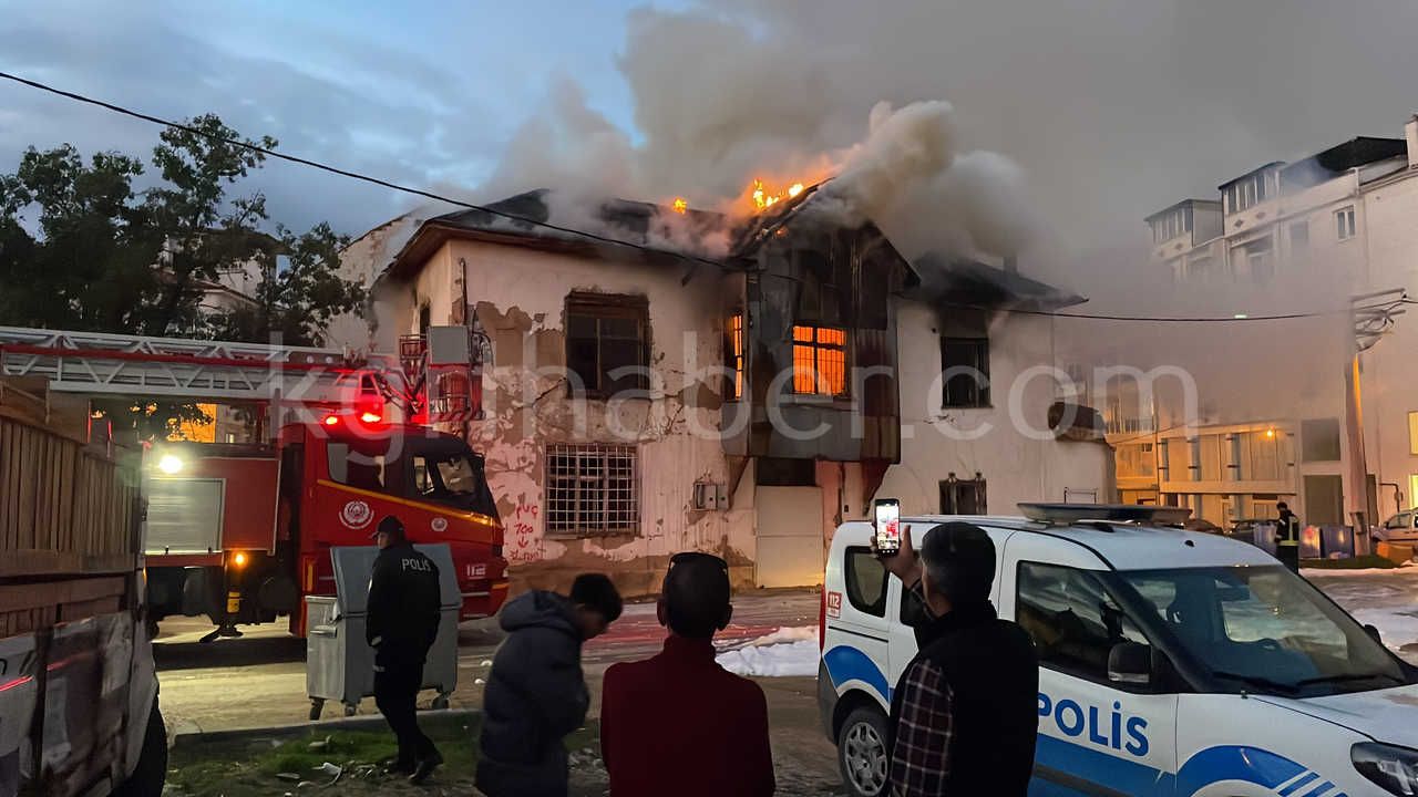 Karamanda Tarihi Sit Alani Binadaki Yangin Saatlerdir Suruyor40