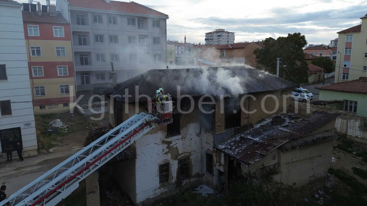 Karamanda Tarihi Sit Alani Binadaki Yangin Saatlerdir Suruyor5